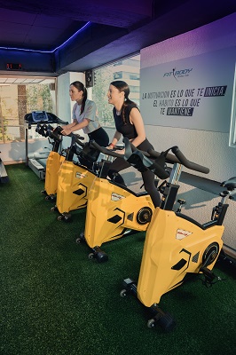 bicicletas estaticas de color amarillo en gimnasio